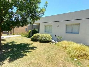 OPORTUNIDAD!! EXC. CASA EN PILAR DEL ESTE, LOTE DE 600 M2, 5 AMB, 3 DORMITORIOS, COCHERA, GALERIA