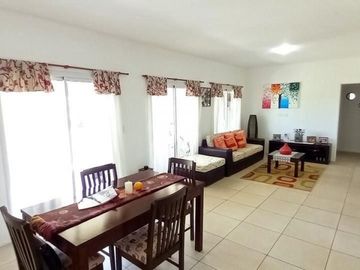 OPORTUNIDAD!! EXC. CASA EN PILAR DEL ESTE, LOTE DE 600 M2, 5 AMB, 3 DORMITORIOS, COCHERA, GALERIA