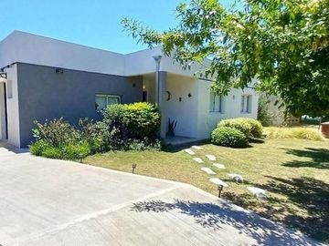 OPORTUNIDAD!! EXC. CASA EN PILAR DEL ESTE, LOTE DE 600 M2, 5 AMB, 3 DORMITORIOS, COCHERA, GALERIA