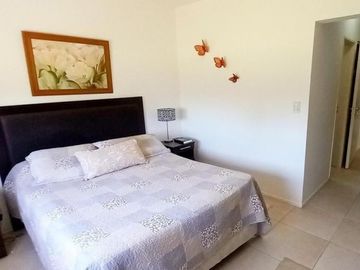 OPORTUNIDAD!! EXC. CASA EN PILAR DEL ESTE, LOTE DE 600 M2, 5 AMB, 3 DORMITORIOS, COCHERA, GALERIA
