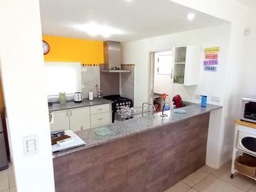 OPORTUNIDAD!! EXC. CASA EN PILAR DEL ESTE, LOTE DE 600 M2, 5 AMB, 3 DORMITORIOS, COCHERA, GALERIA