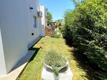 OPORTUNIDAD!! EXC. CASA EN PILAR DEL ESTE, LOTE DE 600 M2, 5 AMB, 3 DORMITORIOS, COCHERA, GALERIA