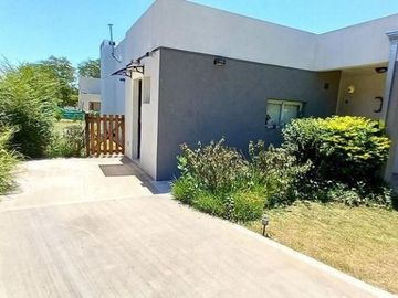 OPORTUNIDAD!! EXC. CASA EN PILAR DEL ESTE, LOTE DE 600 M2, 5 AMB, 3 DORMITORIOS, COCHERA, GALERIA