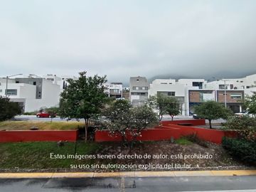 Casa en Venta Cumbres Elite Premier Sector Vesubio Frente a Parque