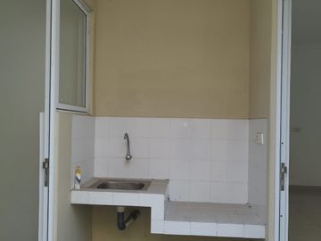 Jual rumah lebar 6 siap huni di depan taman di South Thames Jakarta Garden City (JGC) Cakung Jakarta Timur