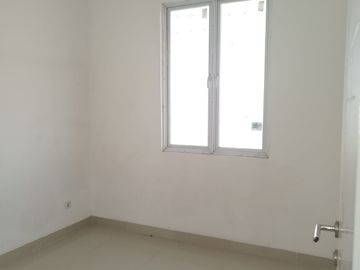 Jual rumah lebar 6 siap huni di depan taman di South Thames Jakarta Garden City (JGC) Cakung Jakarta Timur