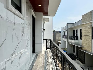 RUMAH MEWAH SIAP HUNI DEKAT PINTU TOL SAWANGAN & LAZUARDI SCHOOL