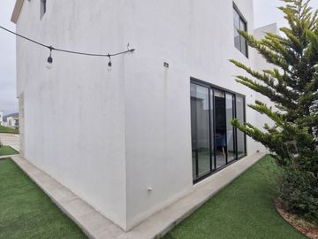 Venta de Casa de 3 recámaras, Fracc. Privado con alberca en Sauzal