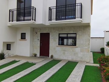 Venta de Casa de 3 recámaras, Fracc. Privado con alberca en Sauzal