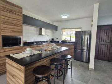 Venta de Casa de 3 recámaras, Fracc. Privado con alberca en Sauzal