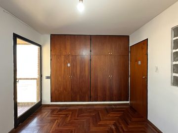 Amplio departamento con 3 balcones