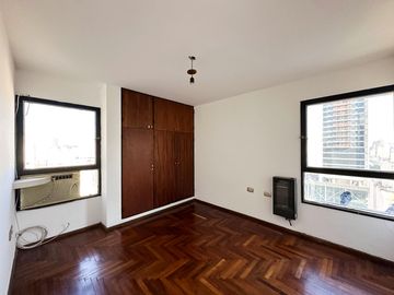 Amplio departamento con 3 balcones