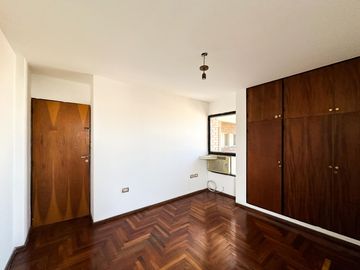 Amplio departamento con 3 balcones