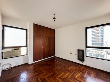 Amplio departamento con 3 balcones