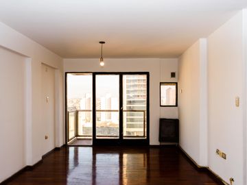 Amplio departamento con 3 balcones