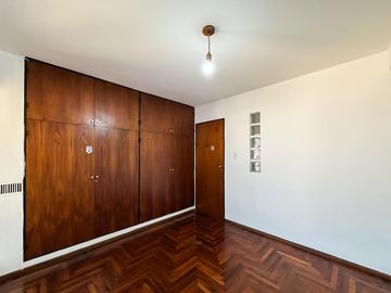 Amplio departamento con 3 balcones