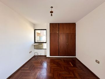 Amplio departamento con 3 balcones