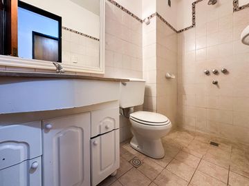 Amplio departamento con 3 balcones