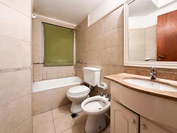 Amplio departamento con 3 balcones
