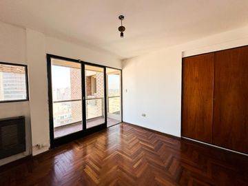 Amplio departamento con 3 balcones