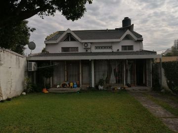 Oportunidad. Hermoso vivienda estilo chalet con parque + Departamento a reformar