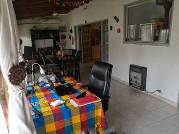 Oportunidad. Hermoso vivienda estilo chalet con parque + Departamento a reformar