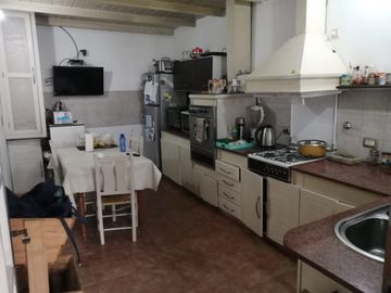 Oportunidad. Hermoso vivienda estilo chalet con parque + Departamento a reformar