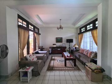 Rumah 2 Lantai Berhalaman Luas Dan Asri di Komplek Nyaman Cinere