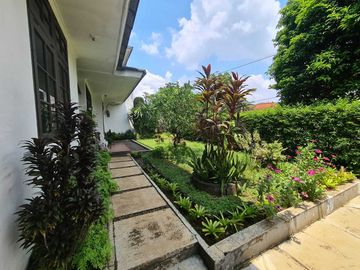 Rumah 2 Lantai Berhalaman Luas Dan Asri di Komplek Nyaman Cinere