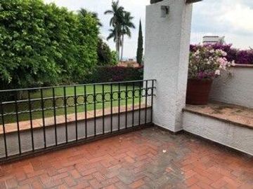 Residencia de 6 recámaras y gran Jardín