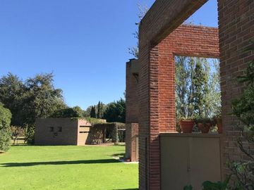 EXCLUSIVA QUINTA EN VENTA