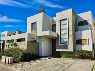 VENTA CASA  MEDITERRANEA EN LOMAS SAN ANDRES