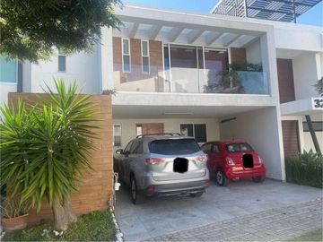 CASA EN VENTA EN LOMAS DE ANGELOPOLIS ZONA AZUL