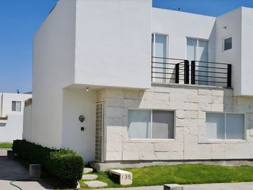 Casa en venta en fraccionamiento con alberca en Yautepec