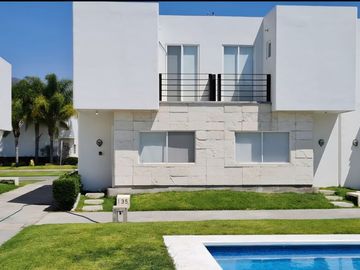 Casa en venta en fraccionamiento con alberca en Yautepec