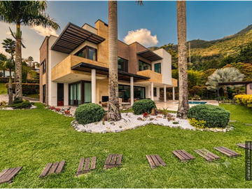 CASA CON PISCINA, BOSQUE EN LAS PALMAS (10.500MILLONES)
