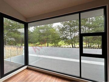 Casa Habitación Nueva, en Conjunto Residencial “Praderas Altozano I” (Club de Golf Altozano) en la denominada 