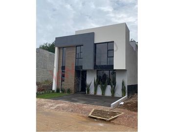 Casa Habitación Nueva, en Conjunto Residencial “Praderas Altozano I” (Club de Golf Altozano) en la denominada 