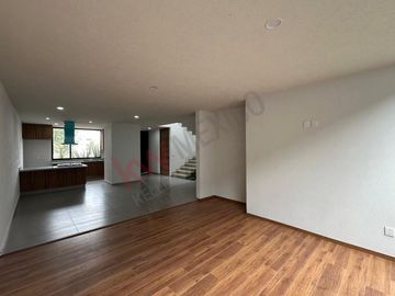 Casa Habitación Nueva, en Conjunto Residencial “Praderas Altozano I” (Club de Golf Altozano) en la denominada 