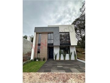 Casa Habitación Nueva, en Conjunto Residencial “Praderas Altozano I” (Club de Golf Altozano) en la denominada 