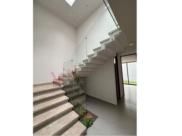 Casa Habitación Nueva, en Conjunto Residencial “Praderas Altozano I” (Club de Golf Altozano) en la denominada 
