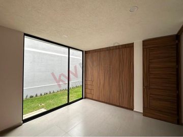 Casa Habitación Nueva, en Conjunto Residencial “Praderas Altozano I” (Club de Golf Altozano) en la denominada 