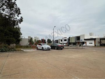 Casa Habitación Nueva, en Conjunto Residencial “Praderas Altozano I” (Club de Golf Altozano) en la denominada 