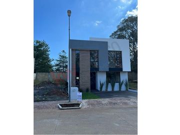 Casa Habitación Nueva, en Conjunto Residencial “Praderas Altozano I” (Club de Golf Altozano) en la denominada 