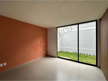 Casa Habitación Nueva, en Conjunto Residencial “Praderas Altozano I” (Club de Golf Altozano) en la denominada 