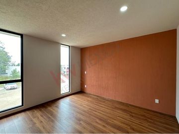 Casa Habitación Nueva, en Conjunto Residencial “Praderas Altozano I” (Club de Golf Altozano) en la denominada 