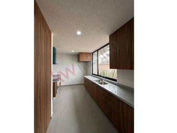 Casa Habitación Nueva, en Conjunto Residencial “Praderas Altozano I” (Club de Golf Altozano) en la denominada 