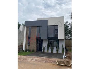 Casa Habitación Nueva, en Conjunto Residencial “Praderas Altozano I” (Club de Golf Altozano) en la denominada 