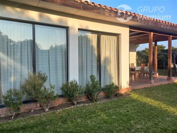 Casa en Venta en RICARDO SANTA CRUZ A METROS DEL CAMINO INTERNACIONAL QUILLOTA VIÑA DEL MAR
