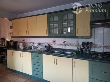 Casa en Venta en RICARDO SANTA CRUZ A METROS DEL CAMINO INTERNACIONAL QUILLOTA VIÑA DEL MAR
